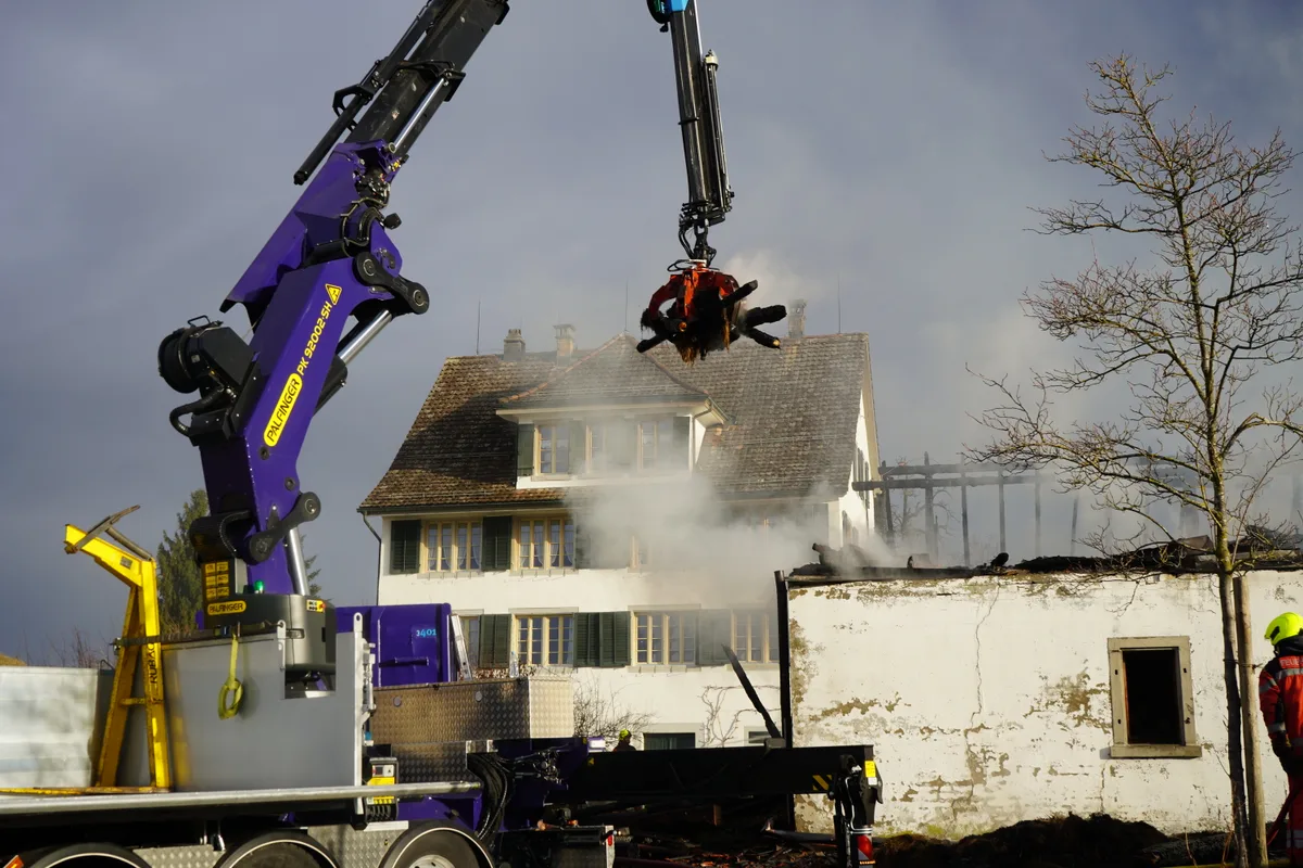 Ein Kran bei einer Brandstelle.